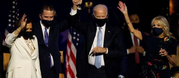 Кандидат в президенты США Джо Байден с женой Джилл, сыном Хантером и кандидат в вице-президенты Камала Харрис Кандидат в президенты США Джо Байден с женой Джилл, сыном Хантером и кандидат в вице-президенты Камала Харрис - 俄羅斯衛星通訊社