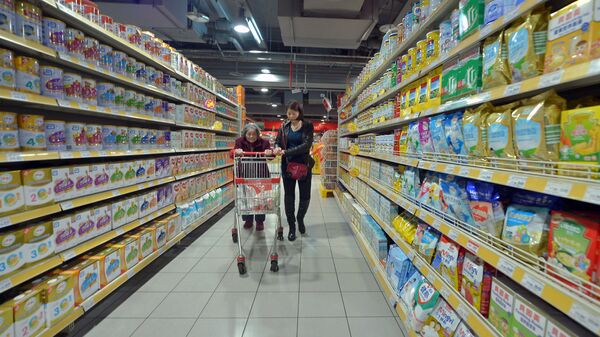 Люди в отделе детского питания в супермаркете. Китай - 俄罗斯卫星通讯社