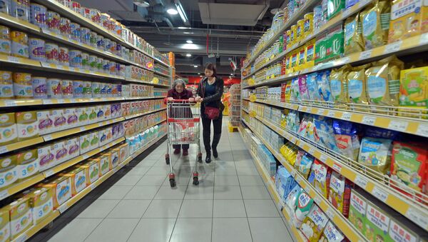 Люди в отделе детского питания в супермаркете. Китай - 俄羅斯衛星通訊社