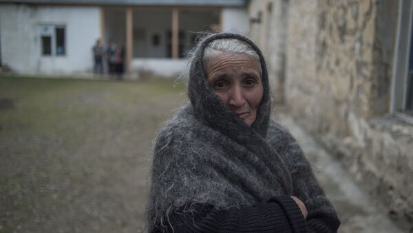 Женщина-беженка из прифронтового района в здании школы в Нагорном Карабахе - 俄罗斯卫星通讯社