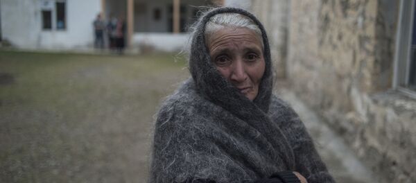 Женщина-беженка из прифронтового района в здании школы в Нагорном Карабахе - 俄羅斯衛星通訊社