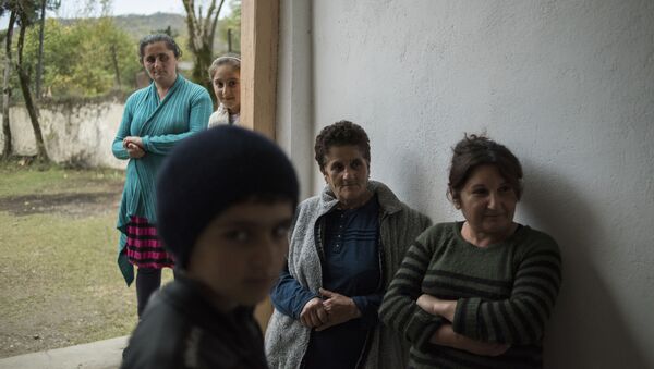 Беженцы из прифронтовых районов в здании школы в Нагорном Карабахе - 俄罗斯卫星通讯社