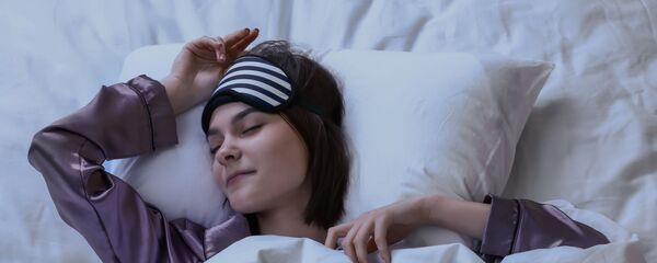 Молодая женщина в маске для сна  - 俄羅斯衛星通訊社