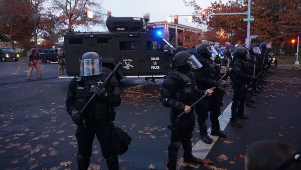  Сотрудники полиции во время поствыборных протестов в штате Орегон. - 俄羅斯衛星通訊社