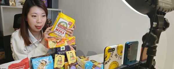 Китайский блогер рекламирует российскую продукцию на выставке CIIE в Шанхае  - 俄罗斯卫星通讯社