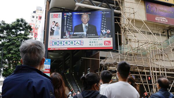 Изображение Джо Байдена на экране в Гонконге. - 俄羅斯衛星通訊社