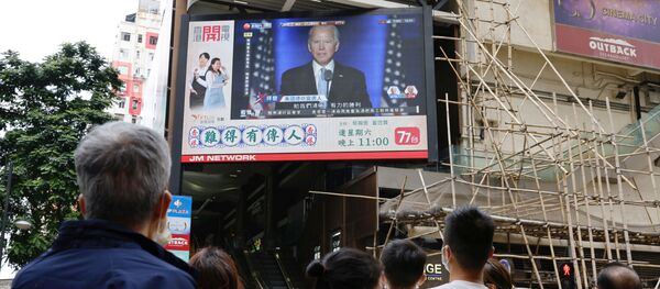 Изображение Джо Байдена на экране в Гонконге. - 俄罗斯卫星通讯社