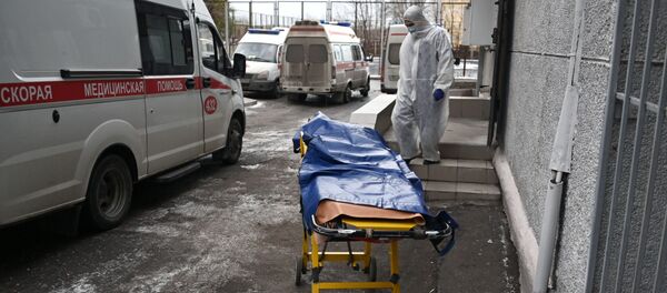 Сотрудник скорой помощи возле клинического диагностического центра в Омске. - 俄罗斯卫星通讯社