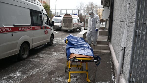 Сотрудник скорой помощи возле клинического диагностического центра в Омске. - 俄罗斯卫星通讯社