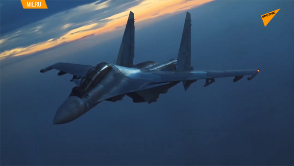 俄空天部隊的伊爾-78加油機為戰鬥機和轟炸機進行晝夜加油 - 俄羅斯衛星通訊社