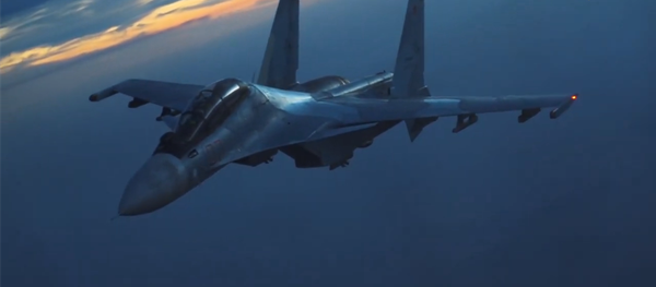 俄空天部隊的伊爾-78加油機為戰鬥機和轟炸機進行晝夜加油 - 俄羅斯衛星通訊社