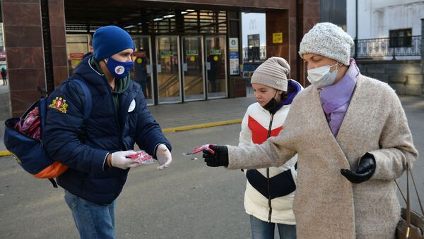Волонтеры раздают защитные маски в Екатеринбурге - 俄罗斯卫星通讯社