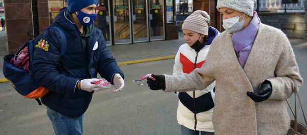 Волонтеры раздают защитные маски в Екатеринбурге Волонтеры раздают защитные маски в Екатеринбурге - 俄羅斯衛星通訊社