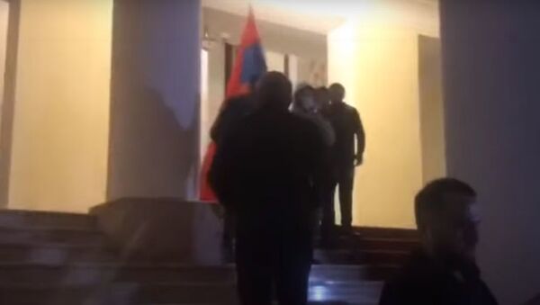 Протестующие врываются в здание правительства Армении - 俄羅斯衛星通訊社