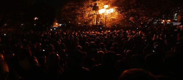 Участники акции протеста у здания парламента Армении в Ереване Участники акции протеста у здания парламента Армении в Ереване - 俄罗斯卫星通讯社