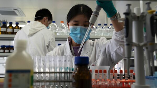 Сотрудники SinoVac в лаборатории на заводе по производству вакцины CoronaVac в Пекине - 俄罗斯卫星通讯社