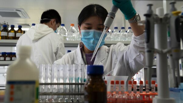 Сотрудники SinoVac в лаборатории на заводе по производству вакцины CoronaVac в Пекине - 俄羅斯衛星通訊社