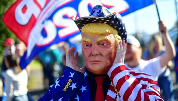 Мужчина в маске Дональда Трампа в Филадельфии - 俄羅斯衛星通訊社