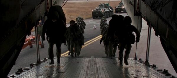  Погрузка военной техники и личного состава в тяжёлые военно-транспортные самолёты Ил-76 на аэродроме Ульяновск-Восточный.  - 俄罗斯卫星通讯社