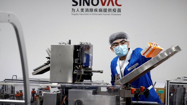 Рабочий на заводе Sinovac по производству китайской вакцины от коронавируса CoronaVac в Пекине. - 俄罗斯卫星通讯社