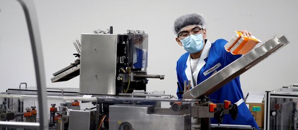 Рабочий на заводе Sinovac по производству китайской вакцины от коронавируса CoronaVac в Пекине. - 俄罗斯卫星通讯社