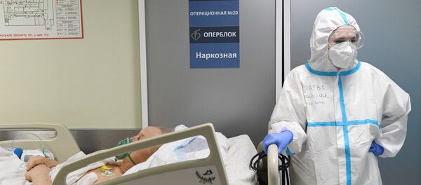 Медицинский работник и пациент в ковид-госпитале, организованном в городской клинической больнице №15 имени О. М. Филатова в Москве.  - 俄罗斯卫星通讯社