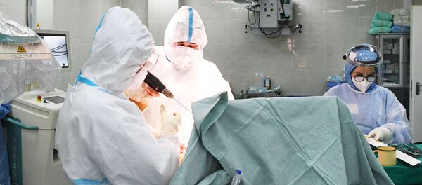 Медицинские работники в операционной ковид-госпиталя, организованного в городской клинической больнице №15 имени О. М. Филатова в Москве.  - 俄罗斯卫星通讯社