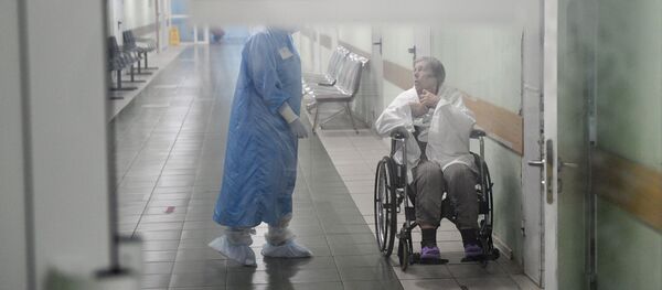 Медицинский работник и пациент в красной зоне ковид-госпиталя, организованного в городской клинической больнице №15 имени О. М. Филатова в Москве. - 俄羅斯衛星通訊社