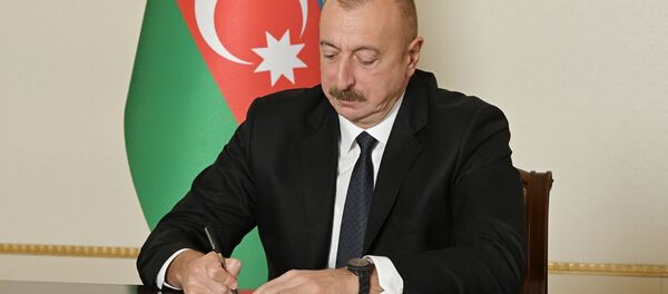 Президент Азербайджана Ильхам Алиев во время подписания заявления о полном прекращении огня и всех военных действий в зоне нагорно-карабахского конфликта с 00 часов 00 минут по московскому времени 10 ноября 2020 года.  - 俄罗斯卫星通讯社