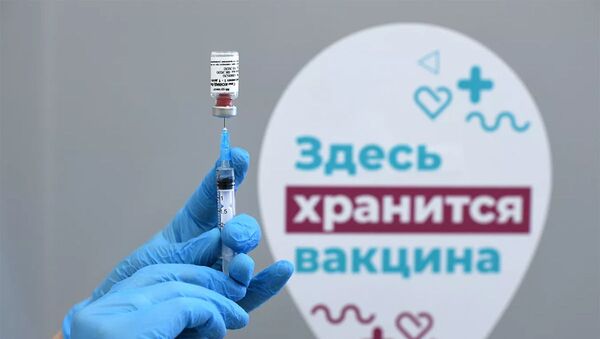 Медицинская сестра держит в руках вакцину Гам-Ковид-Вак в процедурном кабинете поликлиники Москвы - 俄羅斯衛星通訊社