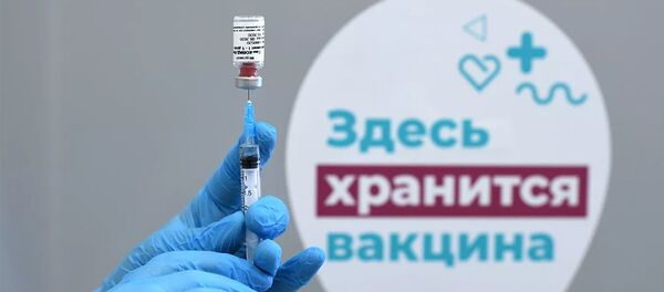 Медицинская сестра держит в руках вакцину Гам-Ковид-Вак в процедурном кабинете поликлиники Москвы - 俄羅斯衛星通訊社