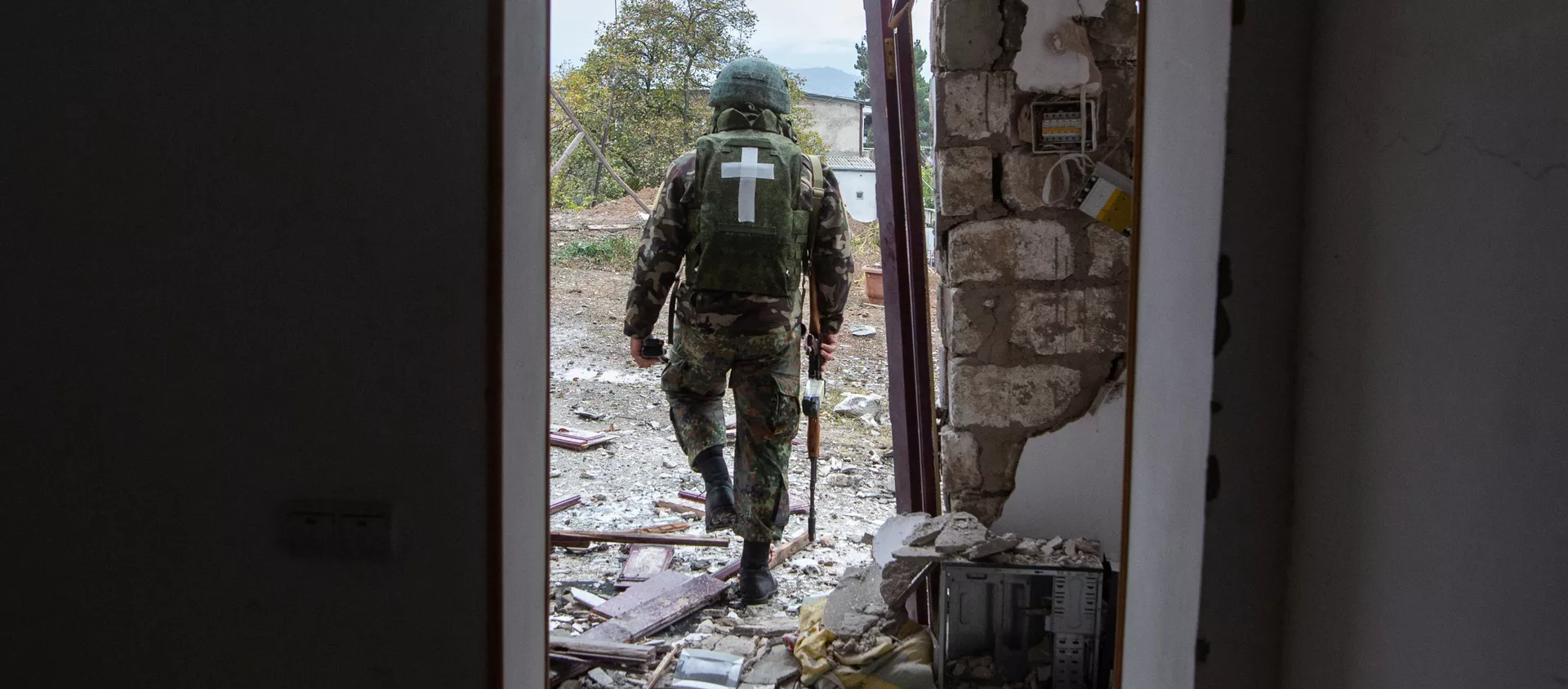 Военнослужащий возле дома, поврежденного в результате обстрела Степанакерта. - 俄羅斯衛星通訊社, 1920, 10.11.2020