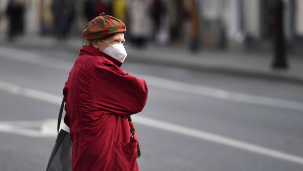 Женщина в защитной маске на улице в Москве - 俄罗斯卫星通讯社