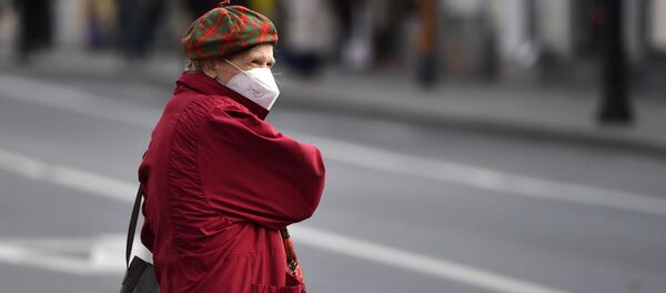 Женщина в защитной маске на улице в Москве - 俄罗斯卫星通讯社
