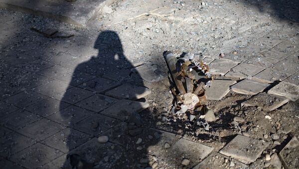  Фрагмент снаряда, разорвавшегося во время обстрела города Мартуни в Нагорном Карабахе.  - 俄羅斯衛星通訊社