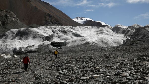 Ученые идут к леднику Лаохугоу № 12 в горах Цилянь, Китай - 俄羅斯衛星通訊社