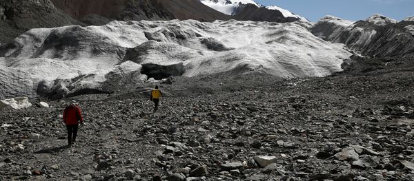 Ученые идут к леднику Лаохугоу № 12 в горах Цилянь, Китай - 俄羅斯衛星通訊社