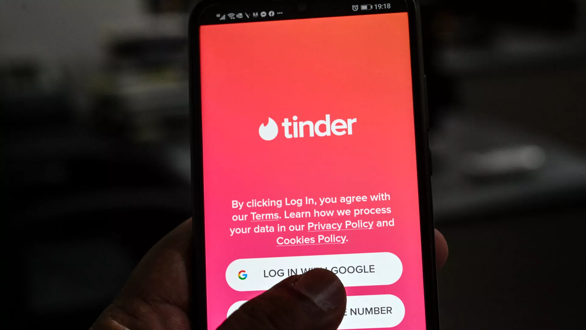 Смартфон с приложением Tinder  - 俄羅斯衛星通訊社, 1920, 19.07.2021