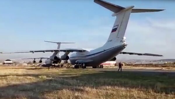 Тяжёлый военно-транспортный самолёт Ил-76 с военной техникой и личным составом на борту на аэродроме в Армении. - 俄罗斯卫星通讯社