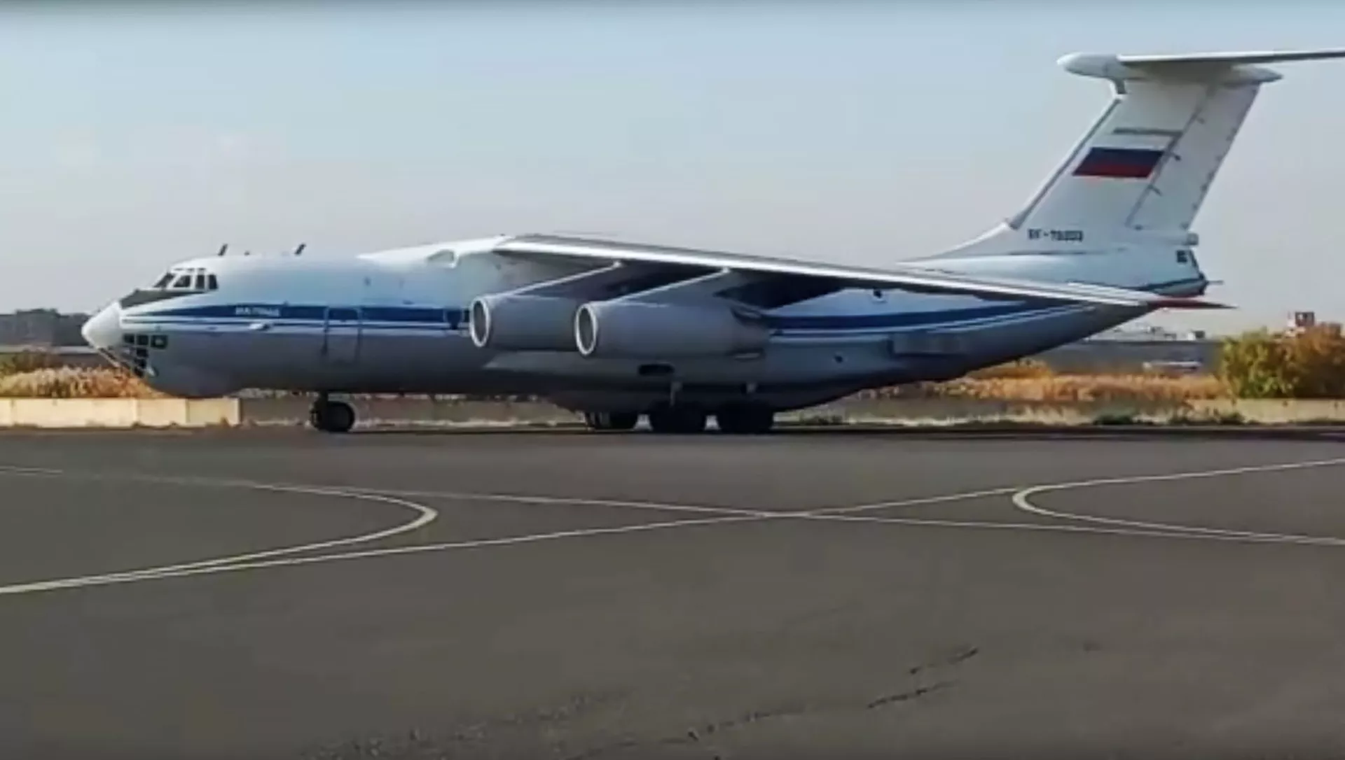 Тяжёлый военно-транспортный самолёт Ил-76 с военной техникой и личным составом на борту на аэродроме в Армении. - 俄羅斯衛星通訊社, 1920, 03.08.2021