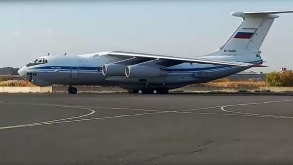 Тяжёлый военно-транспортный самолёт Ил-76 с военной техникой и личным составом на борту на аэродроме в Армении. - 俄羅斯衛星通訊社