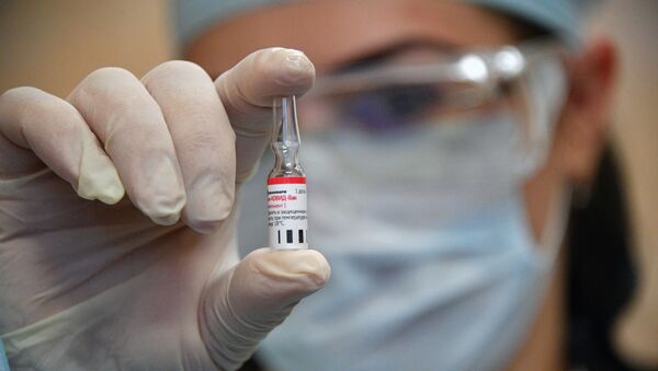  Медицинский работник минской городской поликлиники № 28 проводит вакцинацию добровольцев от COVID-19 российским препаратом Спутник V - 俄羅斯衛星通訊社
