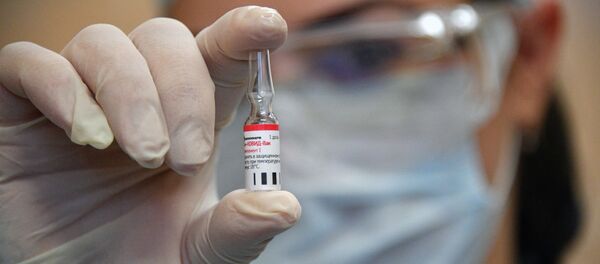  Медицинский работник минской городской поликлиники № 28 проводит вакцинацию добровольцев от COVID-19 российским препаратом Спутник V - 俄罗斯卫星通讯社