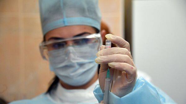 Медицинский работник проводит вакцинацию от COVID-19 препаратом Спутник V - 俄罗斯卫星通讯社