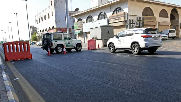 Полиция Саудовской Аравии на улице города Джидда близ кладбища, где произошел взрыв - 俄羅斯衛星通訊社