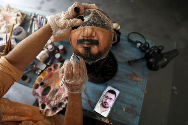 巴西畫家在口罩上畫客戶的肖像 - 俄羅斯衛星通訊社
