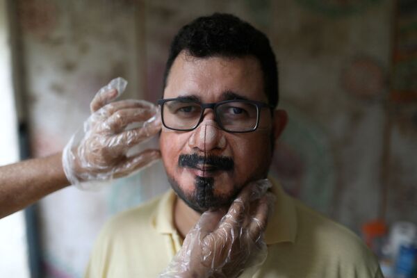 巴西画家在口罩上画客户的肖像 - 俄罗斯卫星通讯社
