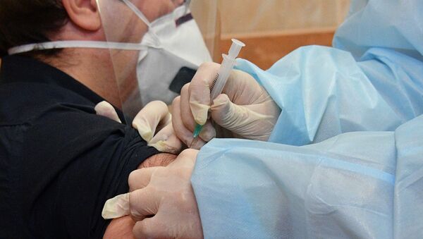 Медицинский работник минской городской поликлиники No 28 проводит вакцинацию добровольцев от COVID-19 российским препаратом Спутник V - 俄羅斯衛星通訊社