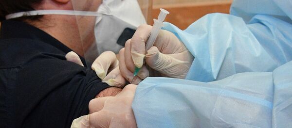 Медицинский работник минской городской поликлиники No 28 проводит вакцинацию добровольцев от COVID-19 российским препаратом Спутник V Медицинский работник минской городской поликлиники No 28 проводит вакцинацию добровольцев от COVID-19 российским препаратом Спутник V - 俄罗斯卫星通讯社