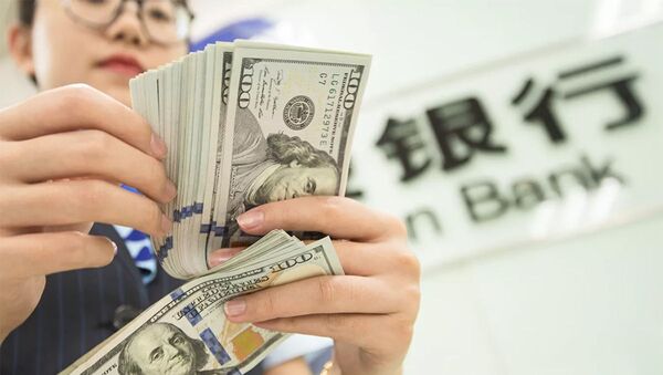 Банковский служащий пересчитывает доллары в Наньтуне, Китай  - 俄罗斯卫星通讯社